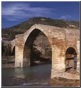  Besians,  puente románico. 