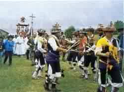  Los romeros danzando  al son del chiflo y chicotén 