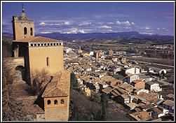  Vista de Graus y del Monasterio de  la Virgen de la Peña. 