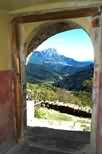  Peña Montañesa desde el interior de la iglesia de Revilla. 