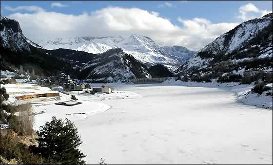 Embalse de Lanuza helado 