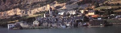  Panorámica del pueblo de Lanuza y su embalse 