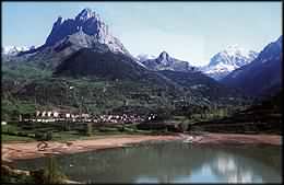  Vista del embalse de Lanuza, Sallent y Peña Foratata. Al fondo, el Pico Arriel 